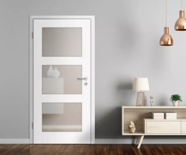 Weiße Innentür mit Glasausschnitten, dargestellt in einem minimalistischen Wohnzimmer.