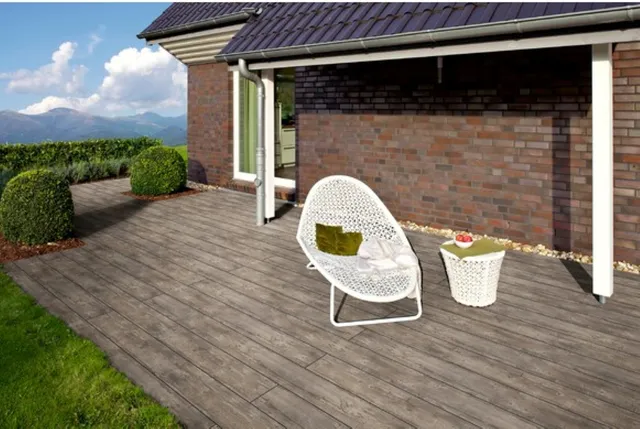 Weißer Stuhl und Tisch aus HPL auf Holzpatio, im Außenbereich bei Tageslicht.