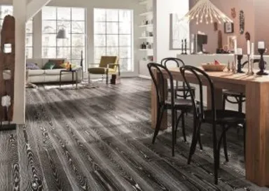 Wohn- und Esszimmer mit großen Fenstern, Holzböden, modernen Möbeln und Küchenbereich.