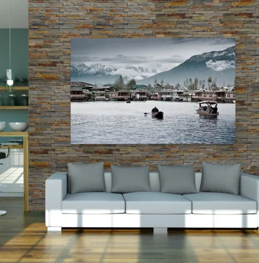 Wohnzimmer mit weißem Sofa, Holzvertäfelung und freiliegender Backsteinwand.