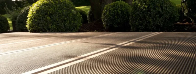 WPC-Terrassenreinigung im Sonnenlicht mit parallelen Rillen und beschnittenen.