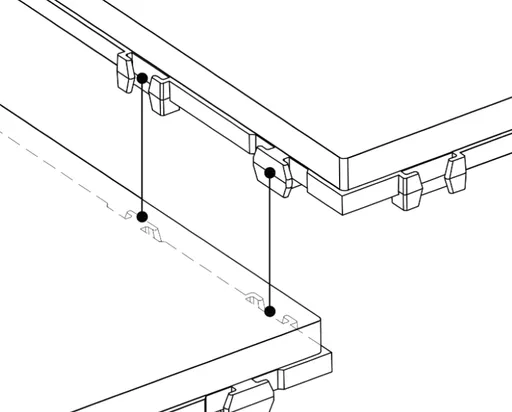 Zwei graue Klickfliesen werden auf einem Terrassenboden verbunden und befestigt, der von einem Decking umgeben ist.
