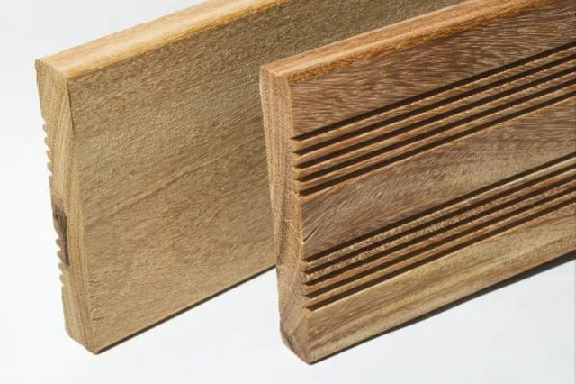 Zwei Terrassendielen aus Holz, eine glatt und eine mit mehreren parallelen Rillen, nebeneinander.