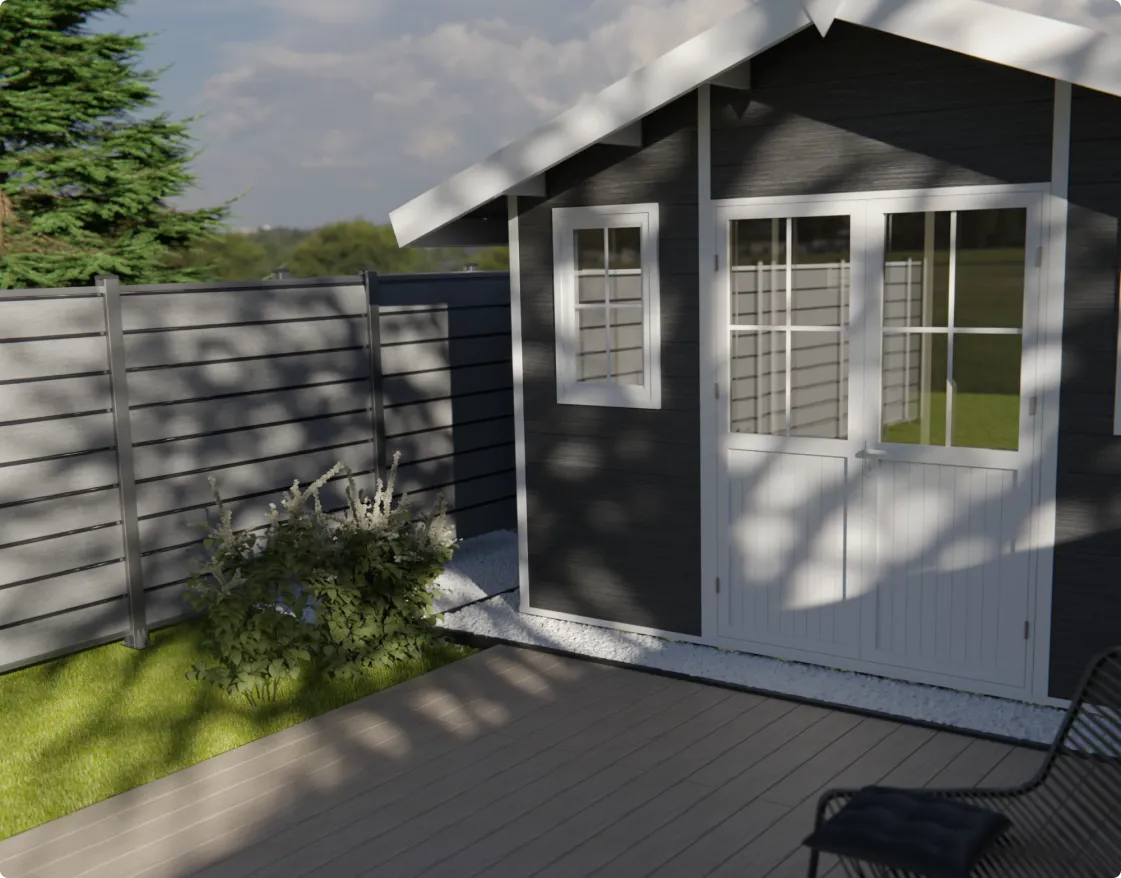 Graues Gartenhaus mit weißer Verkleidung neben einem Holzzaun und grünen Pflanzen im Garten.