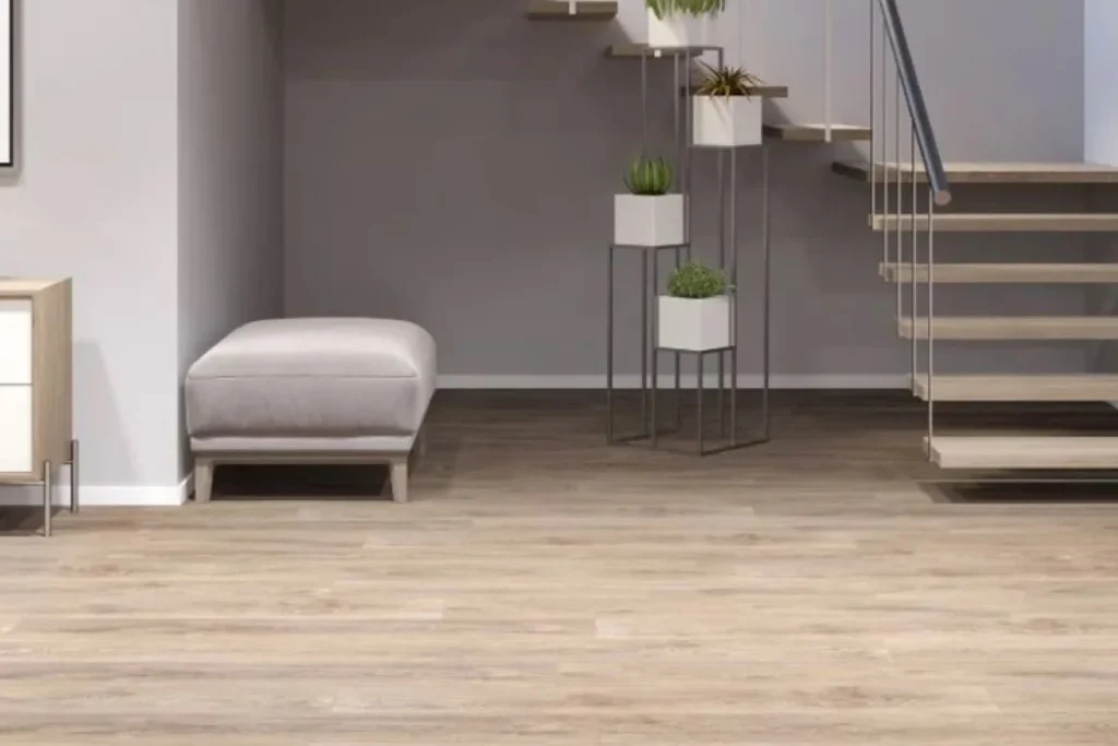 Innenansicht mit schwebender Treppe, hellem Holzboden, Accessoires und grünen Topfpflanzen.