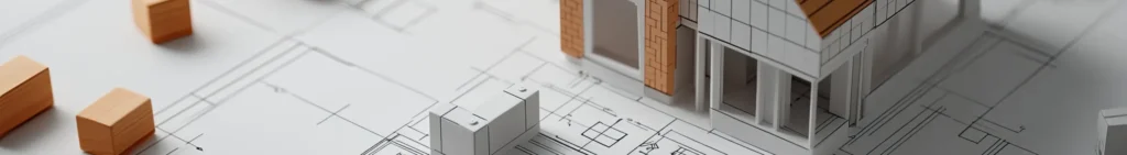 Miniaturhaus und Holzklötze mit der Aufschrift "Eigenleistung" auf Architekturplänen.