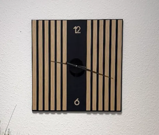 Quadratische Wanduhr mit vertikalen Streifen vor einfarbigem Hintergrund, Retro-Design.