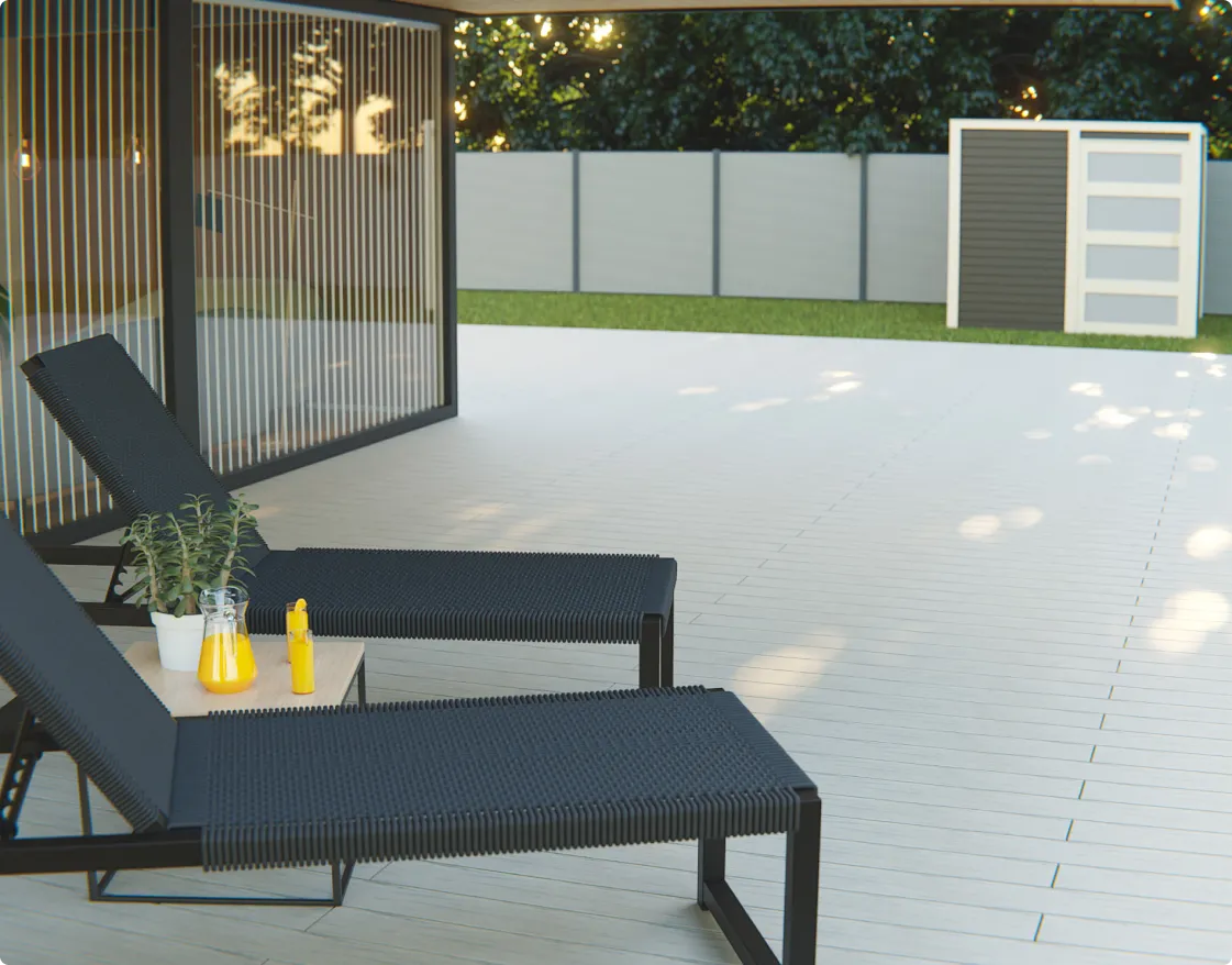 Zwei schwarze Loungesessel mit Getränken auf einer verwitterten Terrasse, Bodenbelag im Freien sichtbar.