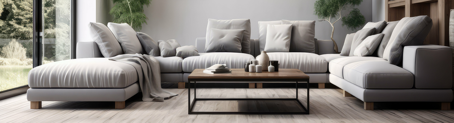 Wohnzimmer mit weißem Sektionssofa auf Hart-Vinylboden mit minimalem Dekor.