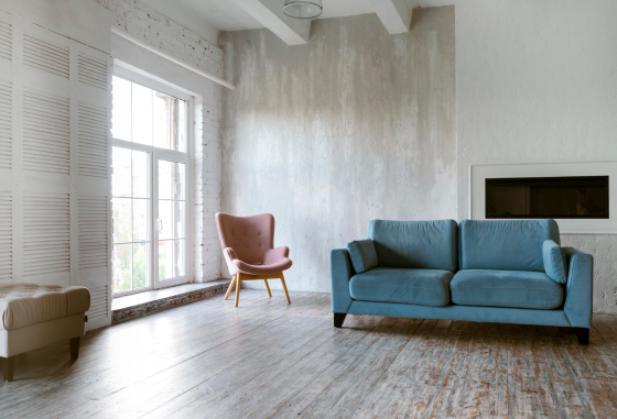 Heller Altbau-Raum mit rustikalem Holzboden, stilvoll eingerichtet mit Sesseln und Sofa – Beispiel für sanierte Bodenflächen im Wohnbereich. Bild ist klickbar und führt zum passendem Bild im casando Shop.