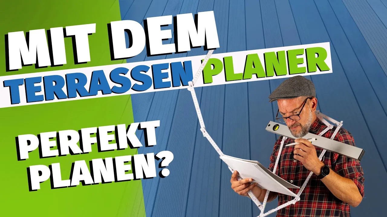 Ein Mann hält einen Terrassenplaner und ein Blatt Papier auf einer hellen Terrasse.
