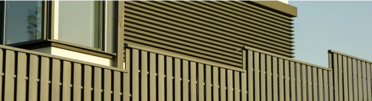 Moderne Gebäudefassade mit WPC Paneelen und Metalllamellen