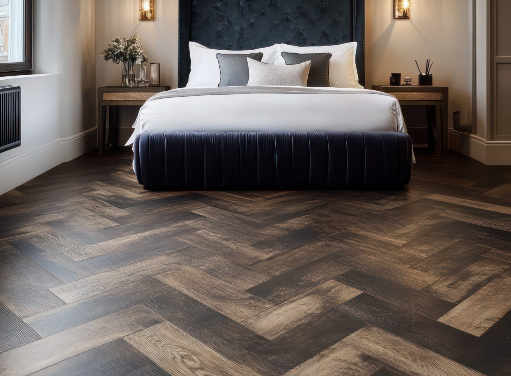 Edles Schlafzimmer mit dunklem Fischgrätboden in Eichenoptik – vermittelt Eleganz und Tiefe, besonders schön in Kombination mit dunklen Stoffen und stimmungsvoller Beleuchtung. Das Bild ist klickbar und führt zum passenden Produkt im casando-Shop