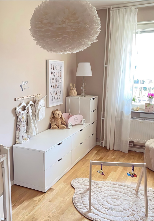 Helles Kinderzimmer mit geöltem Parkettboden in natürlicher Holzoptik, liebevoll dekoriert mit Wickelkommode, Hängegarderobe, Spielbogen und Wandbildern – das Bild ist klickbar und führt direkt zum passenden Parkettboden im casando-Shop