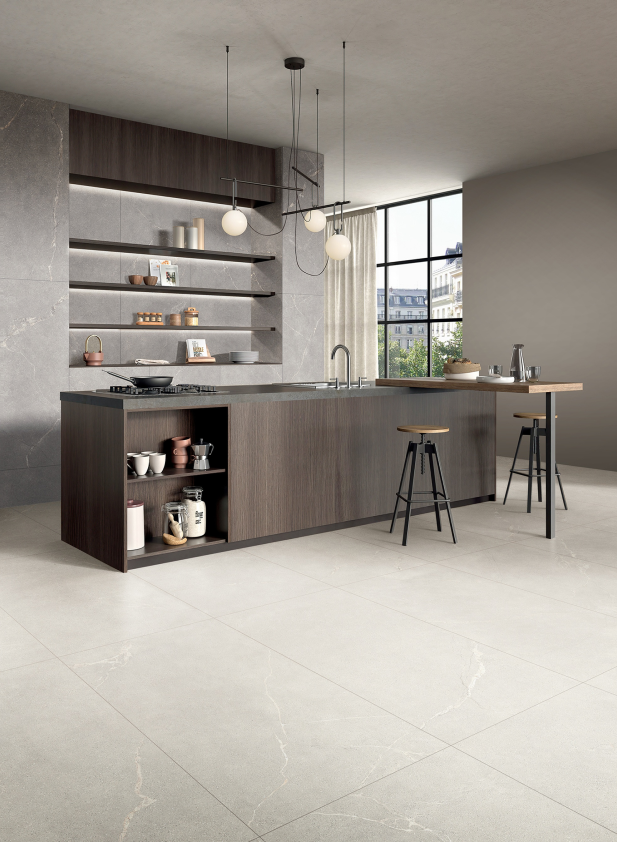 Moderne Designküche mit Kochinsel in dunkler Holzoptik und offenem Regal – der großformatige Küchenboden in heller Feinsteinzeug-Optik verleiht dem Raum eine elegante, weitläufige Wirkung