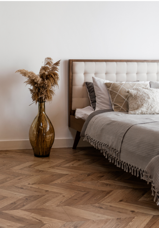 Schlafzimmer mit edlem Fischgrät-Parkettboden in warmem Holzton – das Bild ist klickbar und führt direkt zum passenden Produkt im casando-Shop.