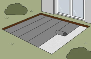 Unkrautvlies wird in Terrassenfläche verlegt.