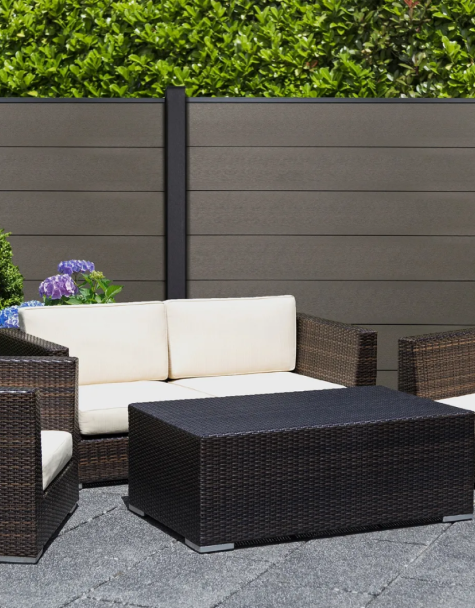 WPC-Sichtschutzzaun in Anthrazit hinter moderner Gartenlounge – ideal als langlebiger, pflegeleichter Sichtschutz für Terrasse oder Garten. Bild ist klickbar und führt zum passenden WPC-Zaun-Set bei casando