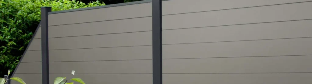WPC-Sichtschutzzaun in moderner Gartenumgebung mit abgestuftem Element – langlebige, pflegeleichte Lösung für stilvollen Sichtschutz. Bild ist als Coverbild im Ratgeber