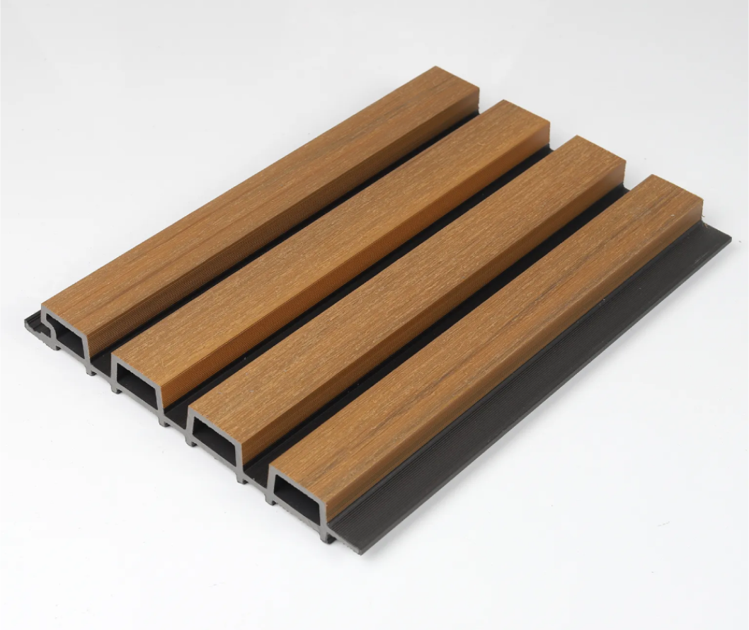 Produktfoto einer modernen Akustik-Wand-paneele mit Lamellenstruktur in Holzoptik. Die Paneele besteht aus fünf rechteckigen, längs verlaufenden Holzlamellen auf schwarzer Trägerplatte – ideal zur stilvollen Wand- oder Deckenverkleidung mit akustischer Wirkung. Das Bild ist klickbar und führt direkt zum passenden Paneelprodukt im Shop