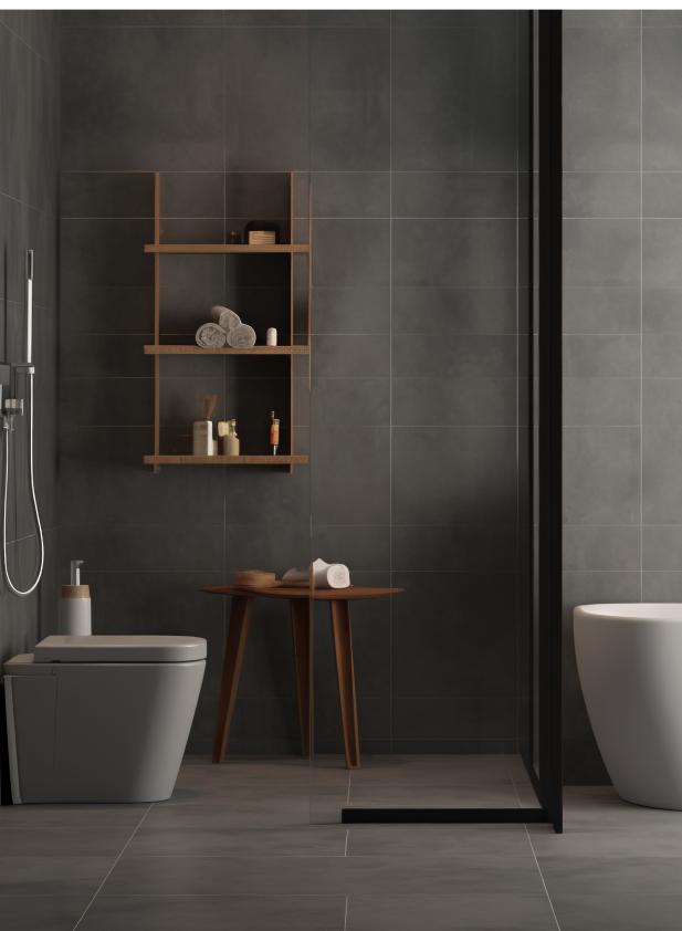 Badezimmer mit dunklem Fußboden, Wandregal aus Holz und einer freistehenden weißen Badewanne.