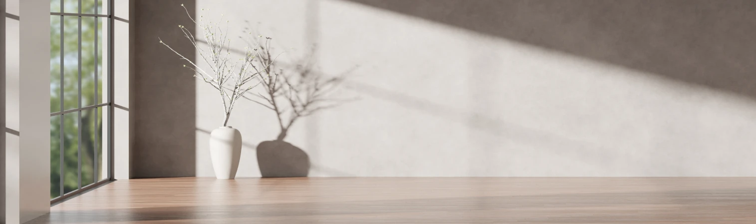 Heller Raum mit großem Fenster und natürlichem Lichteinfall, leerer Loose Lay Vinylboden in moderner Holzoptik, daneben eine weiße Vase mit filigranen Zweigen