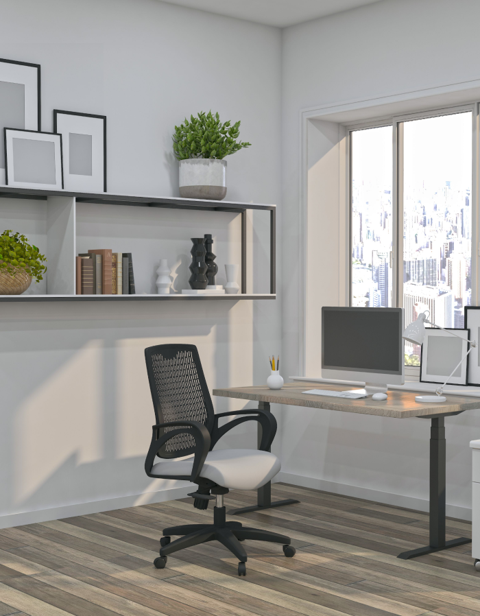 Modernes Heimbüro mit hellem Holzboden, Schreibtisch, Regalen und großem Fenster mit Blick auf die Stadt.