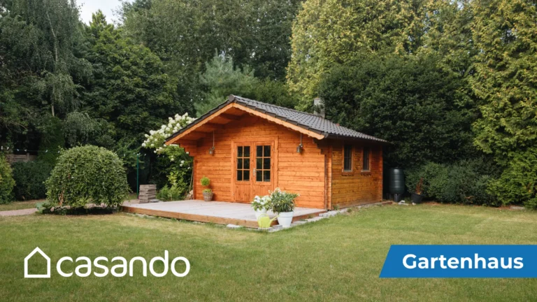 Ein Gartenhaus aus Holz in einem Hinterhof, mit casando und Gartenhaus Text plus Videoübersicht.