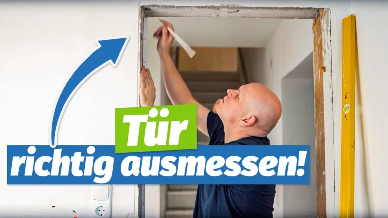 Ein Mann mit einem Lineal misst die Breite einer weißen Türöffnung; der deutsche Text "Türen richtig ausmessen!" ist sichtbar.