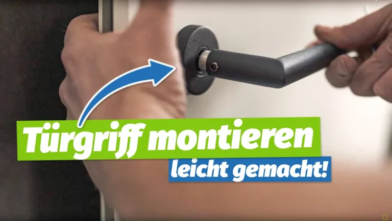 Hand zeigt die Montage eines silbernen Türgriffs an einer weißen Tür im Innenraum.