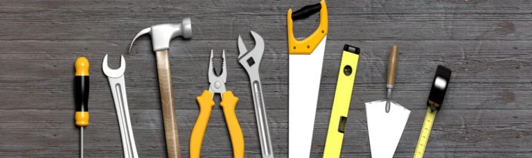 Handwerkzeuge wie Hammer, Säge und Schraubenschlüssel.