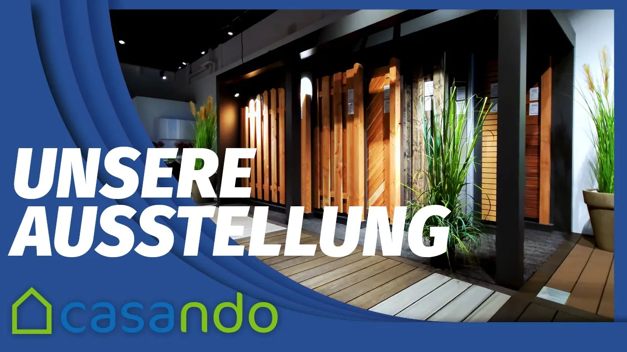 Mehrere helle und dunkle Holztüren im Innenbereich, Grünpflanzen in der Nähe, Beschilderung sichtbar.