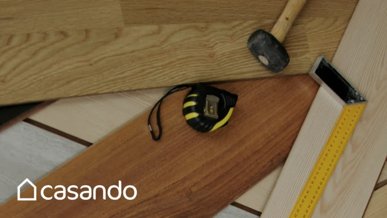 Mehrere Holzbretter mit Bodenzubehör, einem Hammer, einem Lineal und dem sichtbaren Casando-Logo.