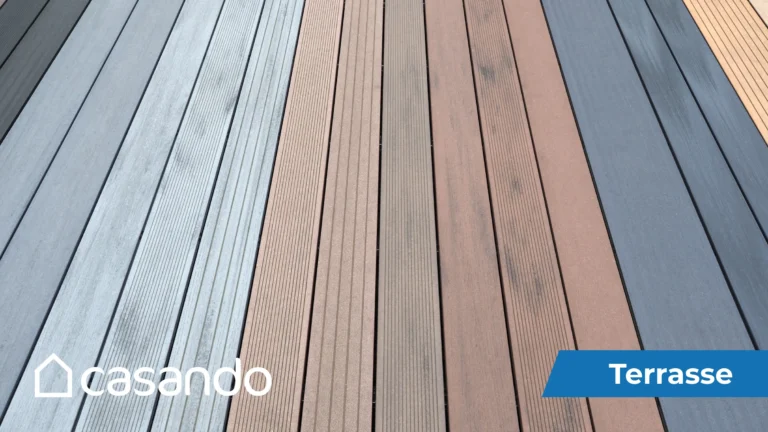 Nahaufnahme mehrerer Terrassendielen in verschiedenen Farben mit sichtbaren Logos von Terrasse und casando.