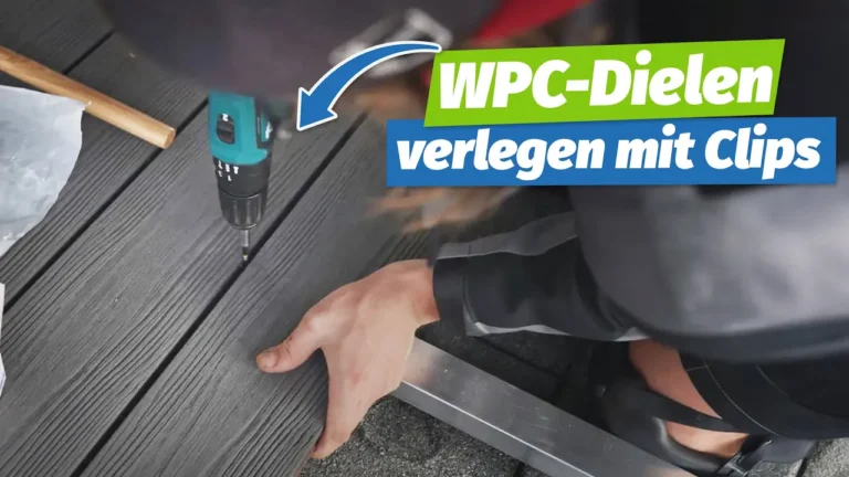 Person befestigt braune WPC-Terrassendielen mit schwarzen Klammern und Bohrmaschine, deutscher Text sichtbar.