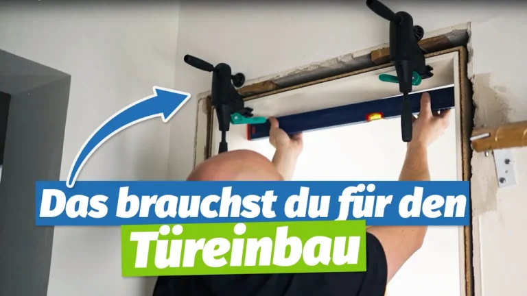 Person, die eine Türzarge mit Hilfe von Klammern und einer Wasserwaage montiert, mit dem deutschen Text "Türen" überlagert.