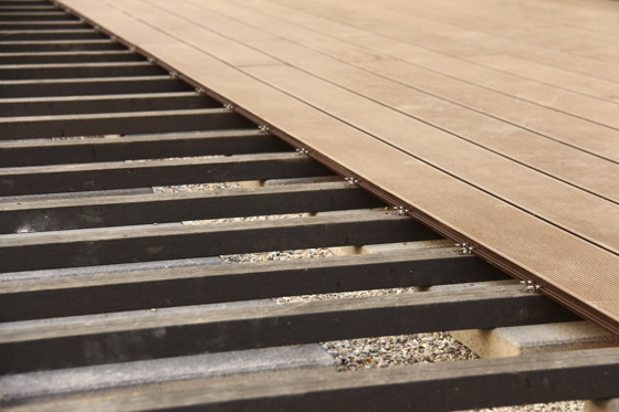 Montage von braunen WPC-Dielen