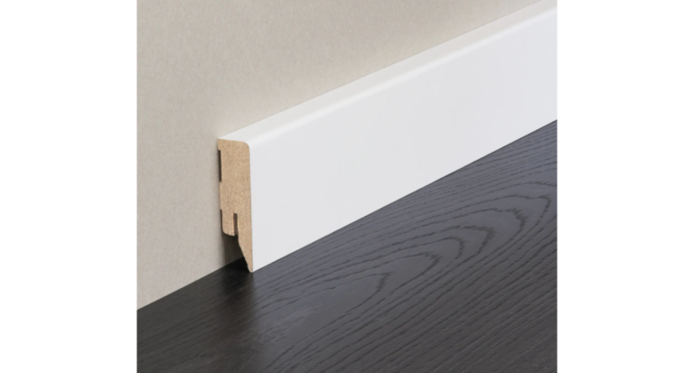 Weiße Sockelleiste auf dunklem Boden montiert