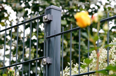 Ein grauer abgestufter Doppelstabmattenzaun.