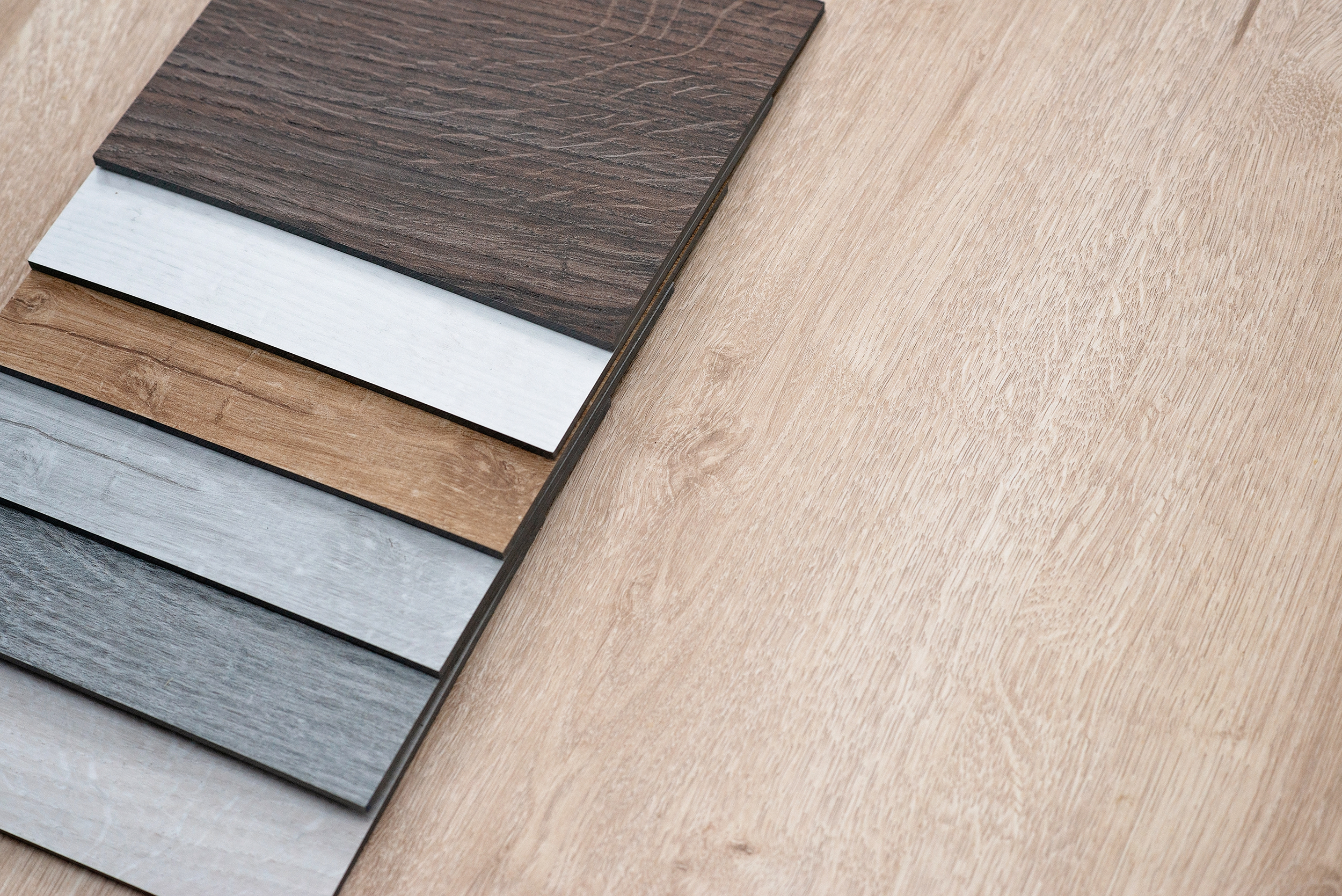 Verschiedene Varianten von Vinylböden auf dem Boden