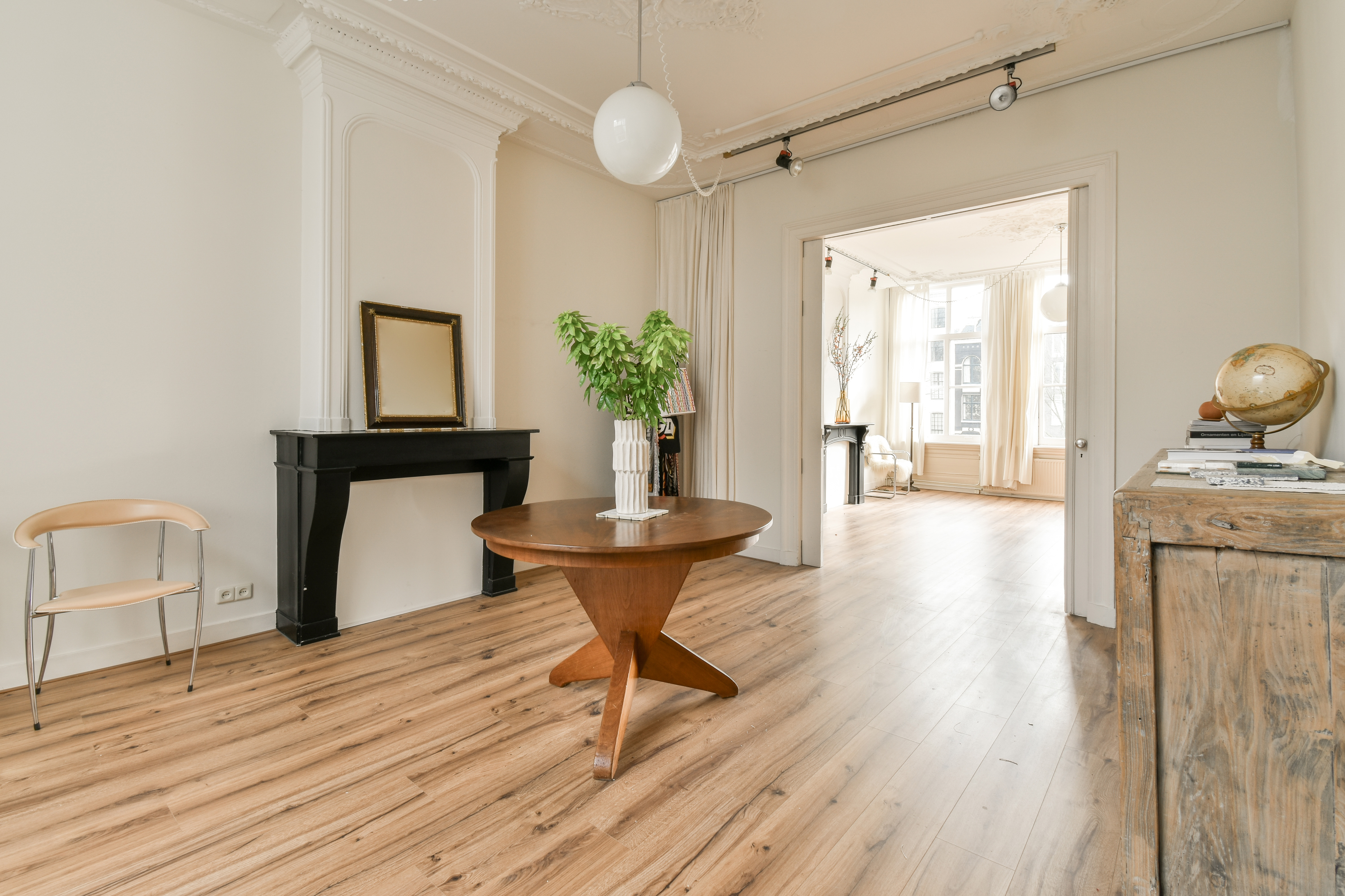 Brauner Vinylboden im hellen Wohnraum