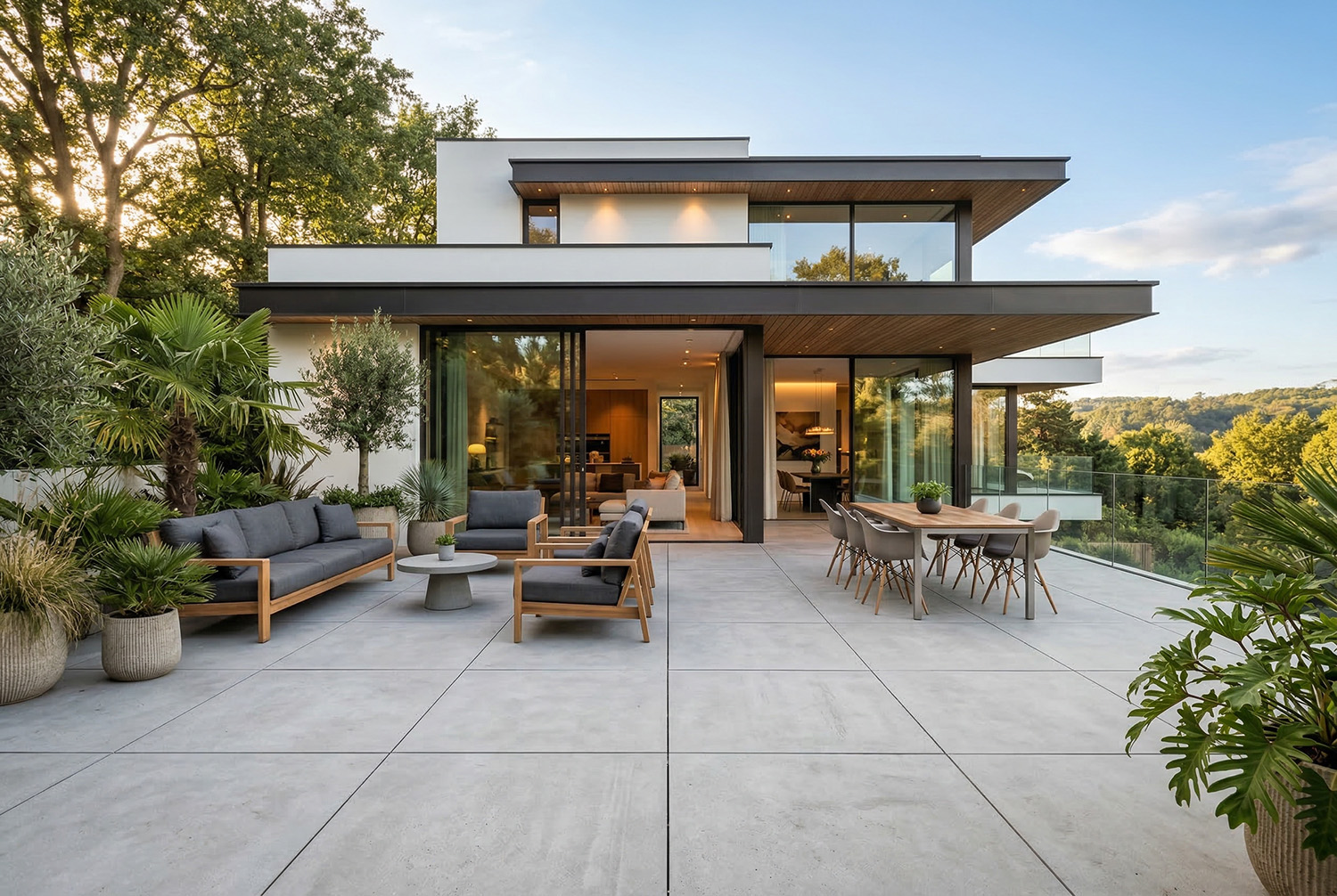 Große Terrasse mit hellen Platten und Gartenmöbeln