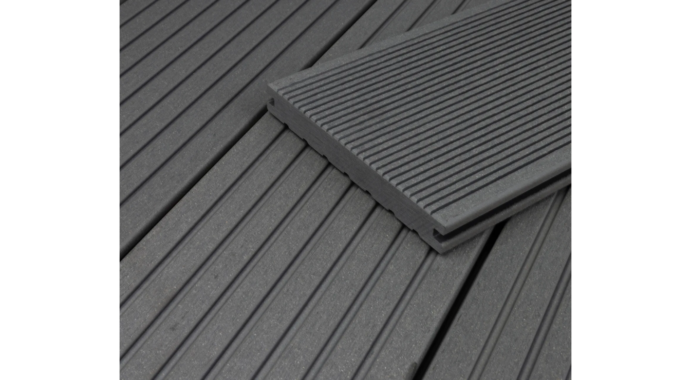 Grob genutete Terrassendielen von HORI in grau