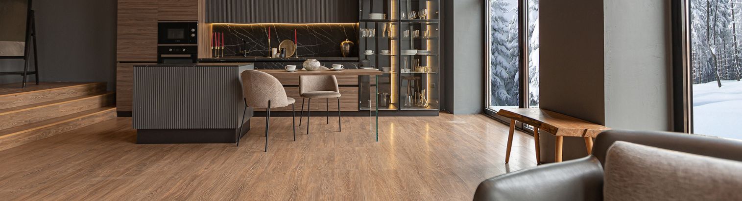 Brauner Vinylboden in großen Wohnbereich