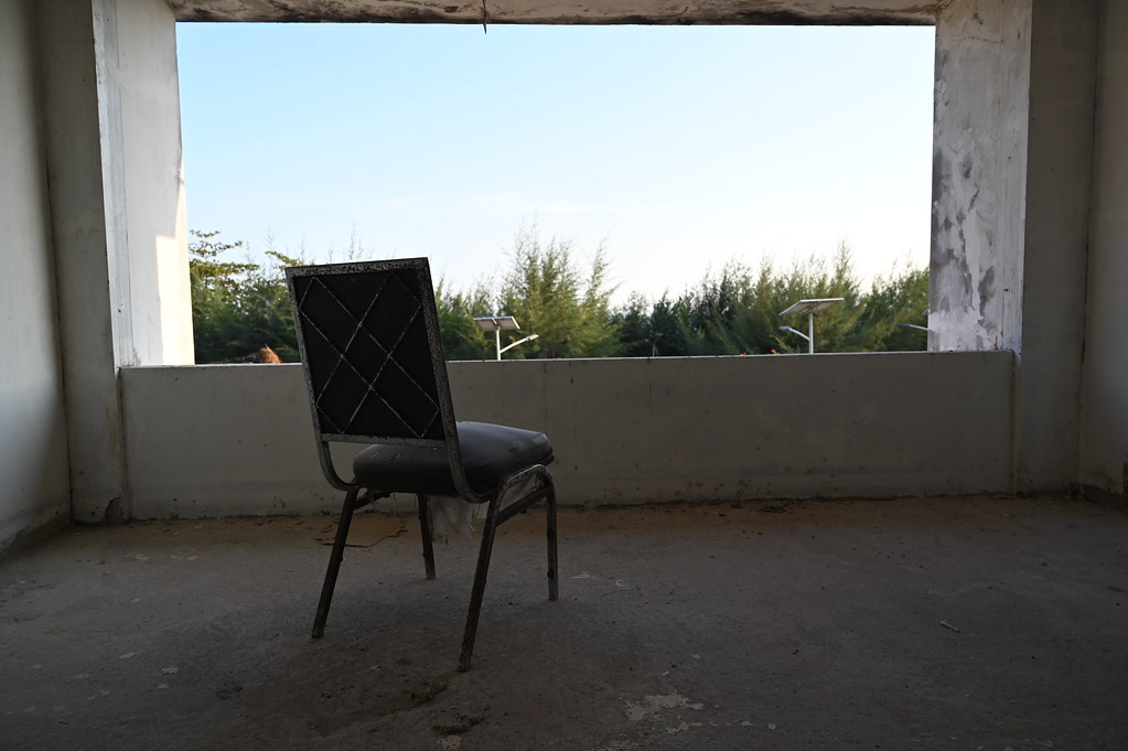 Heller ruhiger Innenraum mit sichtbarer Bodenflaeche als Hero-Motiv fuer einen Parkett-Ratgeber