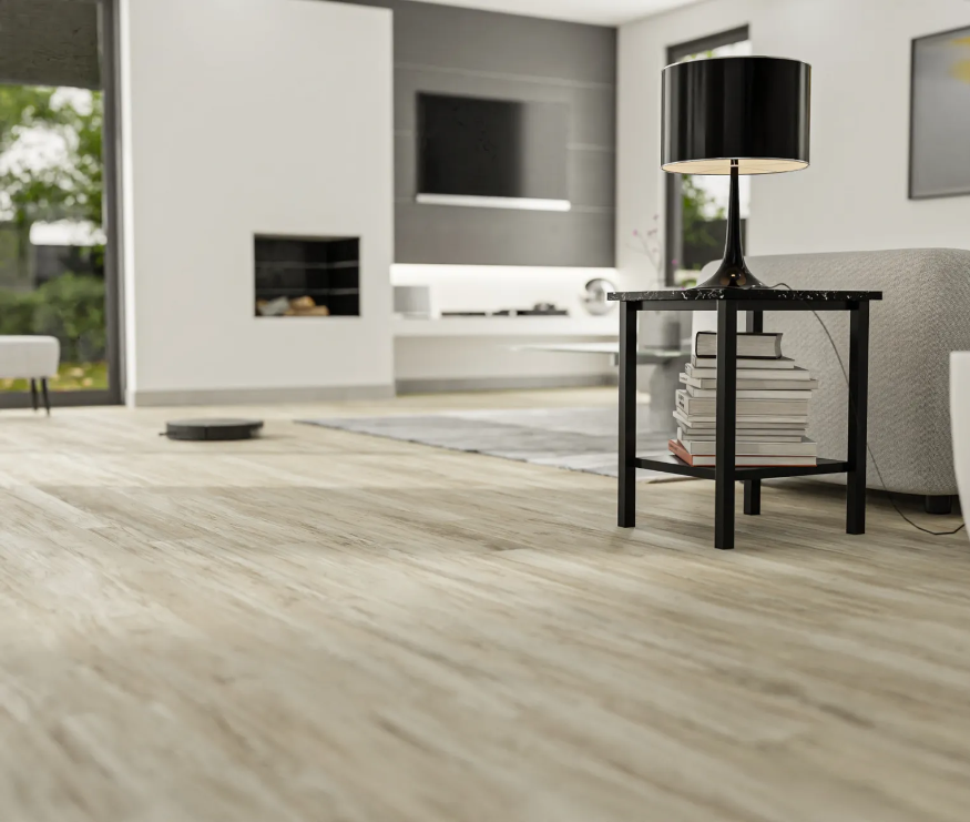 Ein heller Vinylboden im Vordergrund eines Wohnzimmers.