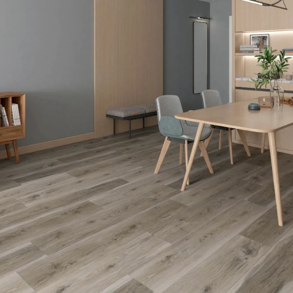 Hell grauer Vinylboden im Eingangsbereich