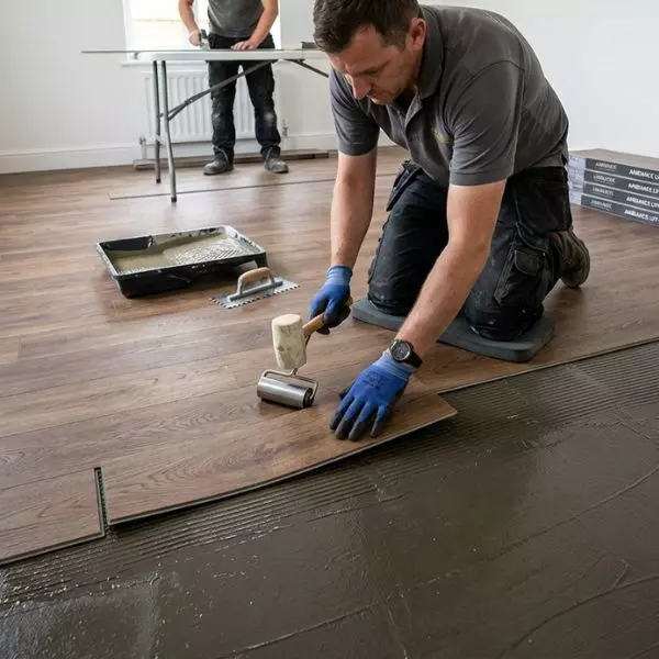 Klebe Vinylboden wird von einem Handwerker verlegt