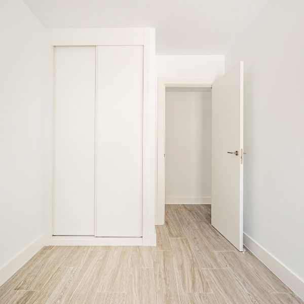 Weiße Zimmertüren in einem hellen leeren Raum
