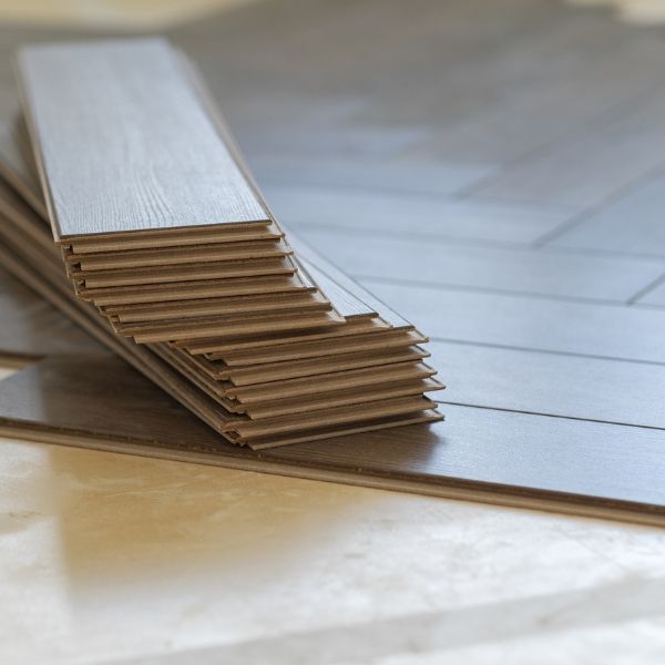 Vinylboden Planken übereinander gestapelt